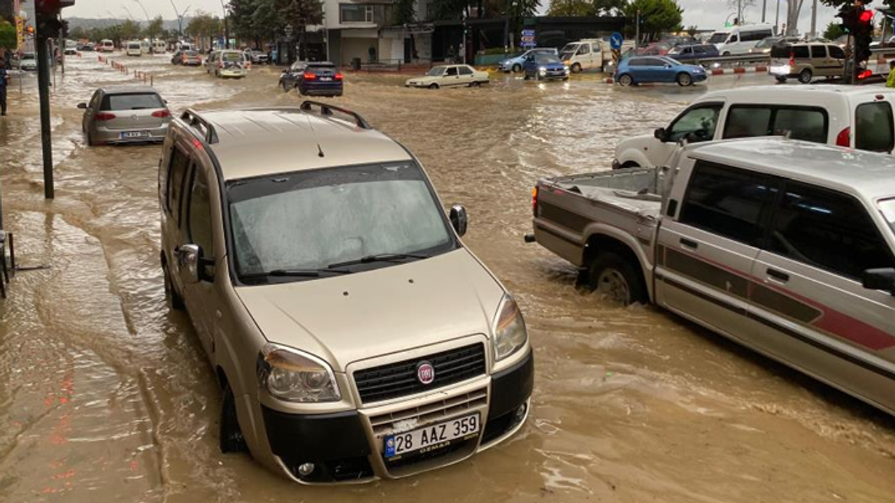 Giresun'da sağanak yağış hayatı felç etti