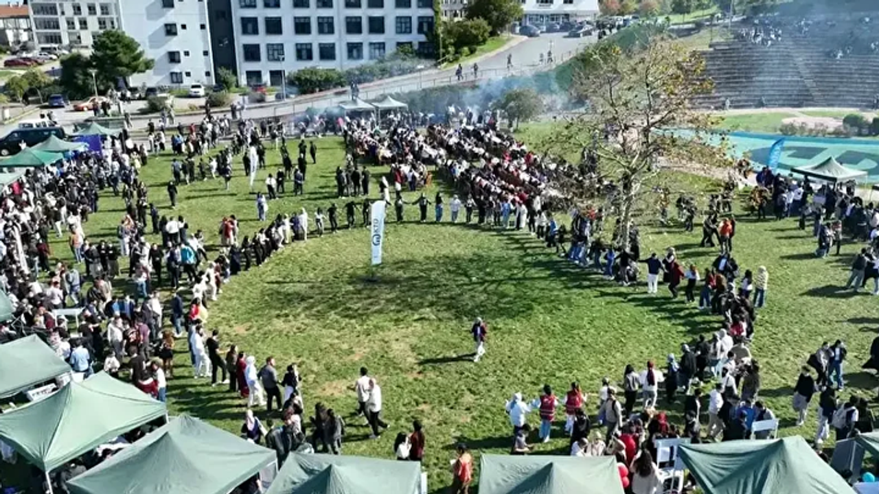 Trabzon'da 2 saatte 3 ton hamsi yediler