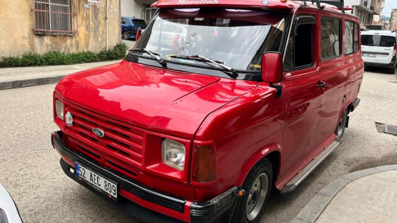 1979 model aracını ‘Çiçek Abbas’ minibüsüne benzetti