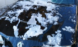 Çatıdan düşen kar park halindeki otomobile hasar verdi