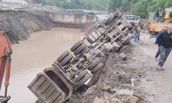 Trabzon'da taş kamyonu devrildi, yol ulaşıma kapandı