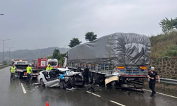 Ordu'da otomobil park halindeki tıra çarptı: 1 ölü, 2 yaralı