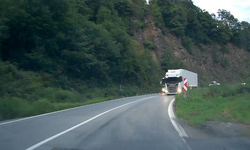 Artvin’de tırın hatalı sollaması faciaya davetiye çıkardı
