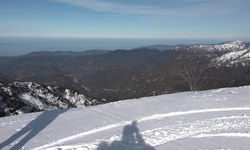 Rize'nin denizi gören zirvesinde kar keyfi