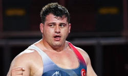 Rıza Kayaalp, mindere altın madalyayla döndü