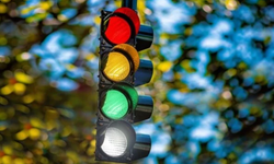 Trafik lambalarında 4 ışık dönemi başlıyor! Beyaz ışık ne anlama geliyor?