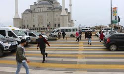 Trabzon'da Üç şeritli yolda tehlikeli yaya geçidi korkutuyor