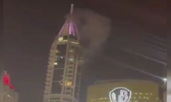 Dubai'de İHA'nın parçaları gökdelene ve araçlara düştü