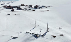Kadırga Yaylası'ndaki üstü açık camiden kar manzaraları