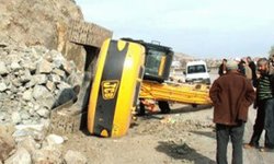 İş makinesi uçuruma devrildi: 1 ölü