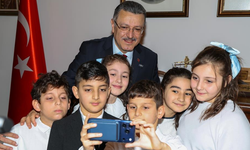 Başkan Genç, koltuğunu minik Hamza'ya devretti