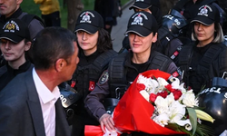 Ankara'da madenci eylemi bitti: Polise çiçek vererek ayrıldılar