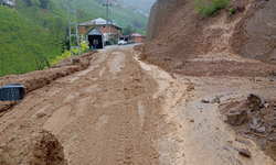 Büyükşehir, heyelanın kapattığı yolları yeniden ulaşıma açtı
