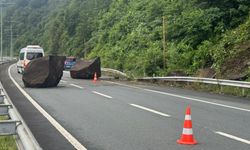 Yamaçtan kopan dev kayalar Karadeniz Sahil Yolu’na düştü