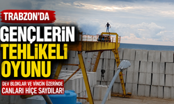 Gençlerin dev bloklar ve vincin üzerinde tehlikeli oyunu