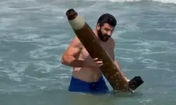Karadeniz'de şüpheli cisim buldu! Kucaklayıp kıyıya götürdü