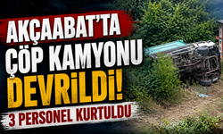 Akçaabat’ta çöp kamyonu devrildi: 3 personel kurtuldu
