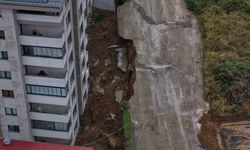 Trabzon’da sağanak sonrası hayat felç! İş yerlerini su bastı, istinat duvarı çöktü