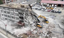 Rize İl Özel İdaresi'nin riskli binalarında yıkım başladı