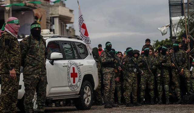 Esir takasının yedinci turunda İsrail mahkumların teslimini erteledi