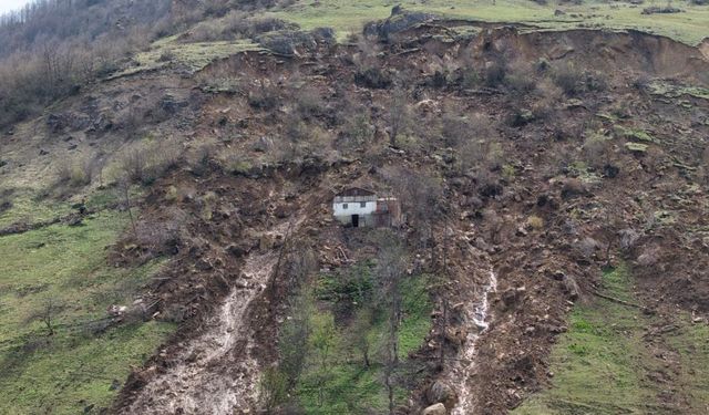 Trabzon'da Heyelanın ortasında kalan ev facianın boyutunu ortaya çıkardı