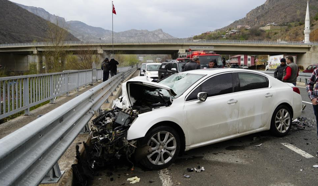 Gümüşhane’de otomobil tıra çarptı: 2 kişi yaralandı