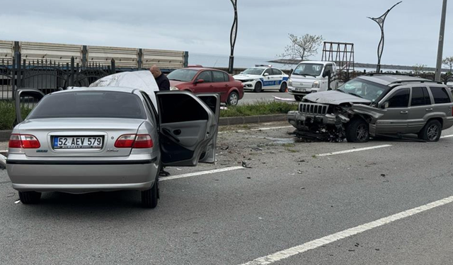 Bariyerleri aşan araç karşı şeride geçti: 2 yaralı