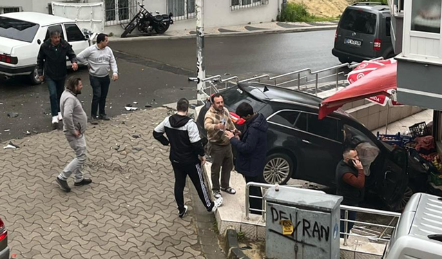 Ordu'da faciadan dönüldü: Otomobil markete daldı