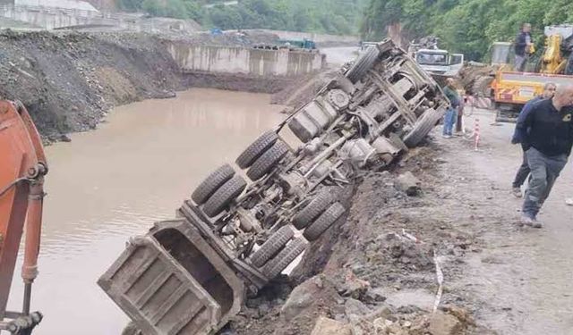 Trabzon'da taş kamyonu devrildi, yol ulaşıma kapandı
