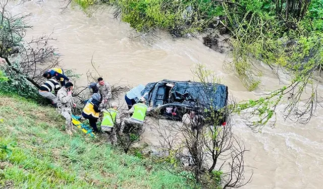 Gümüşhane'de otomobil dere yatağına uçtu! 1 ölü, 4 yaralı