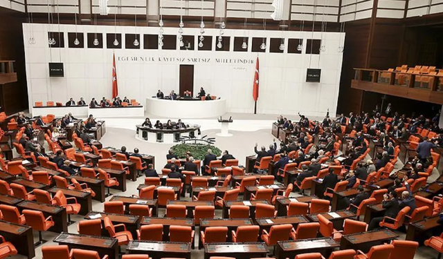 Meclis tatile girmiyor: Çalışma süresi 1 ay uzatıldı