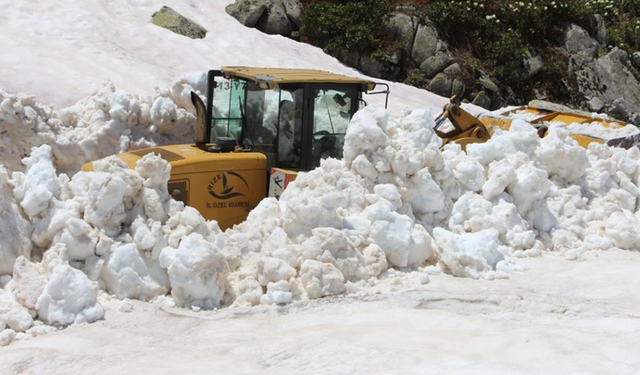 Rize yaylalarında hummalı kar temizliği