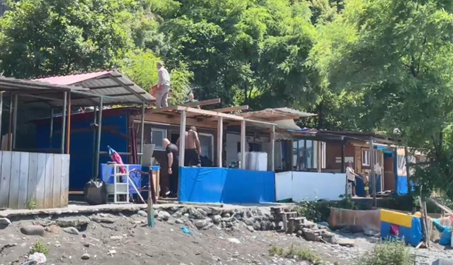 Artvin'in Karadeniz kıyılarındaki kaçak yapılar yıkılıyor