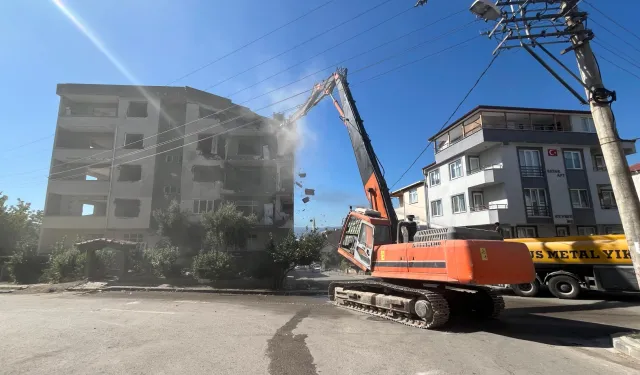 Derince’de ağır hasarlı binaya ilk kepçe