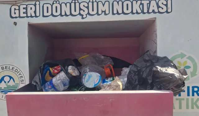 Keşan’da giysi toplama kutularında çöp tepkisi!
