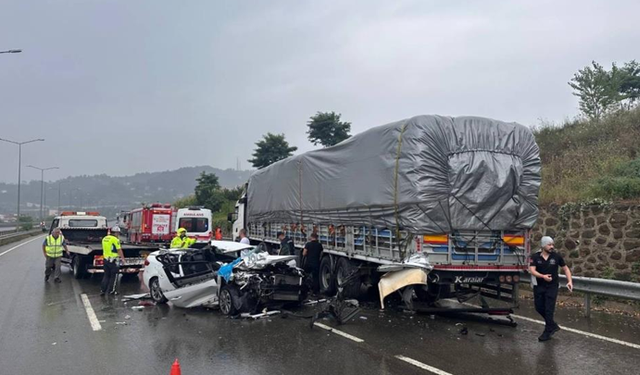 Ordu'da otomobil park halindeki tıra çarptı: 1 ölü, 2 yaralı