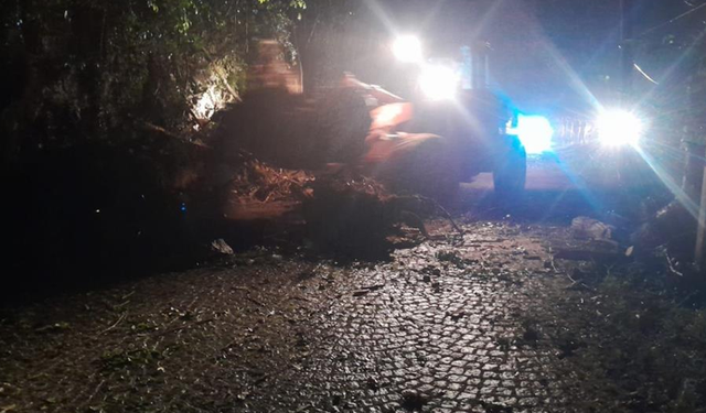 Rize’de heyelan: Yol ulaşıma kapandı
