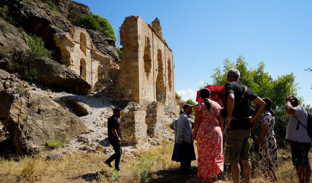 Yunan keşişlerden Gümüşhane'deki Hutura Kilisesi'ne ziyaret