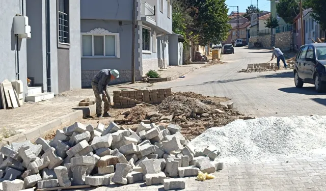Bilecik Pazaryeri'nde kaldırım onarımları sürüyor