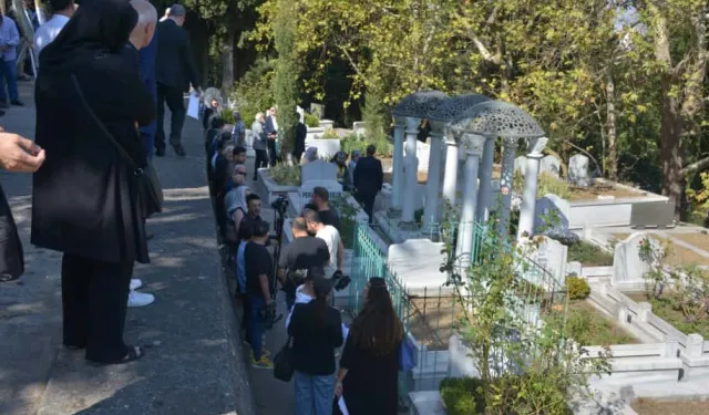 'Sanat Güneşi' Zeki Müren Bursa’da mezarı başında anıldı
