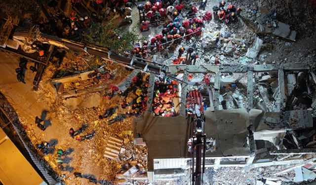 Çöken binanın enkazında kalan anne ve babanın cansız bedenlerine ulaşıldı