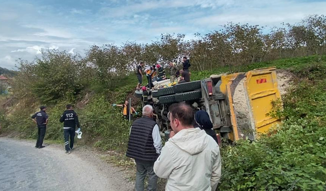 Ordu'da kil yüklü kamyon devrildi: 2 yaralı