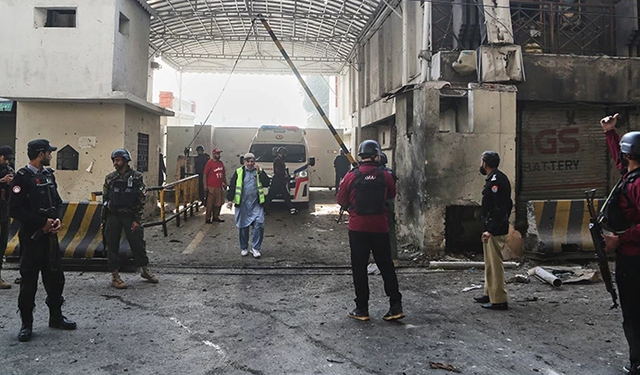 Pakistan'da canlı bomba saldırısı: 3 ölü 8 yaralı