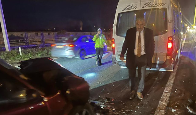 Rize'de Servis minibüsü ile otomobil çarpıştı: 1 yaralı