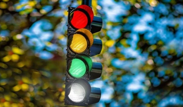 Trafik lambalarında 4 ışık dönemi başlıyor! Beyaz ışık ne anlama geliyor?
