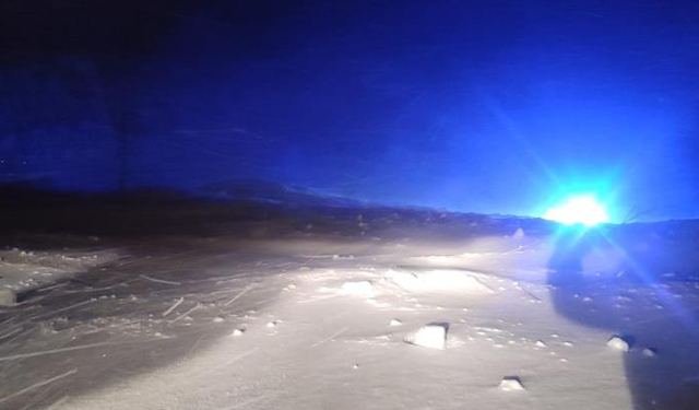 Eğribel Tüneli girişinde çığ düştü: Yol ulaşıma kapandı