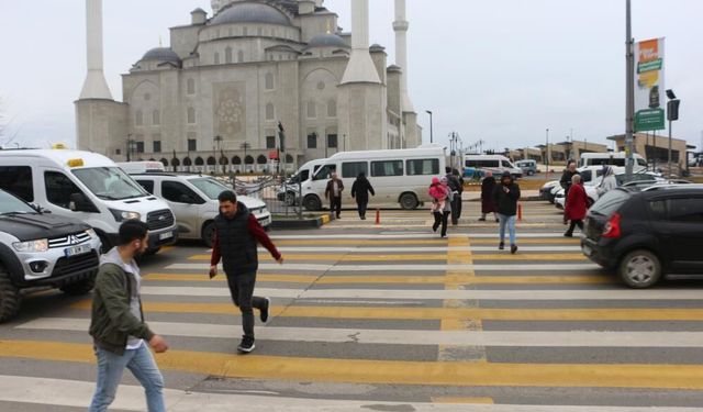 Trabzon'da Üç şeritli yolda tehlikeli yaya geçidi korkutuyor