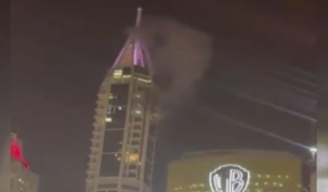 Dubai'de İHA'nın parçaları gökdelene ve araçlara düştü