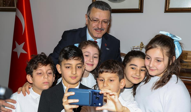 Başkan Genç, koltuğunu minik Hamza'ya devretti