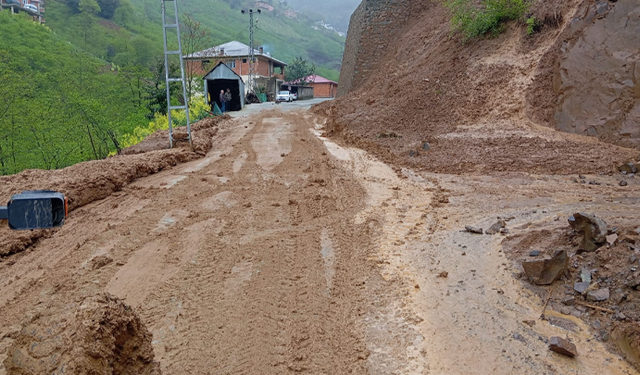 Büyükşehir, heyelanın kapattığı yolları yeniden ulaşıma açtı